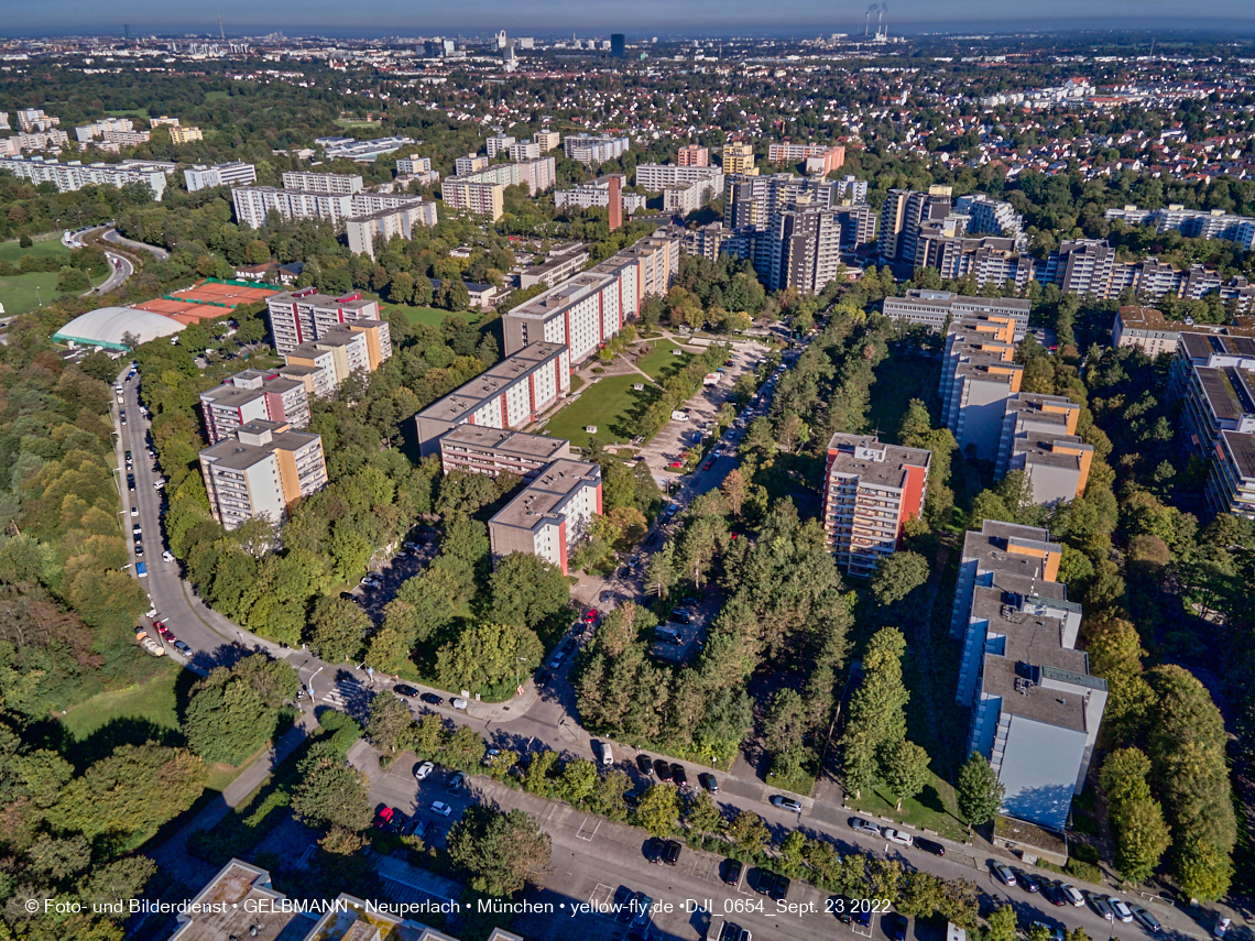 23.09.2022 - Karl-Marx-Ring 53-53c und Studentenwohnheim und Marx-Zentrum in Neuperlach